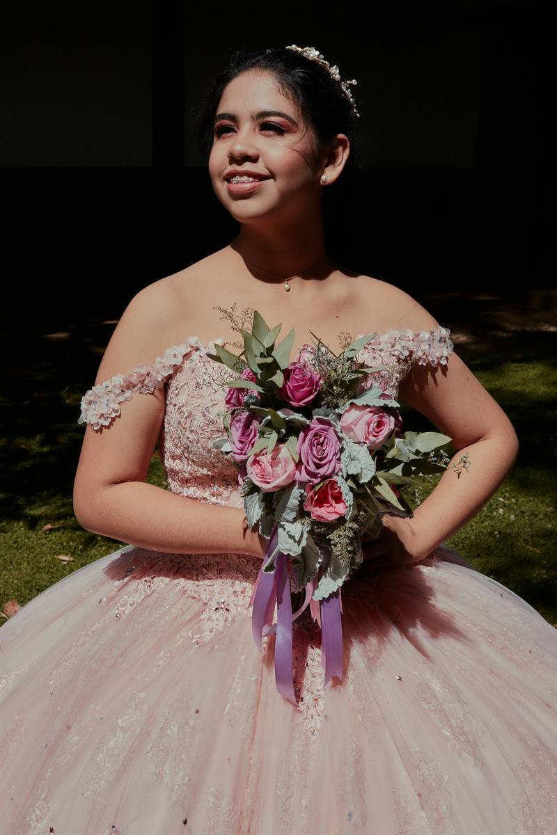 Regina con su ramo de rosas